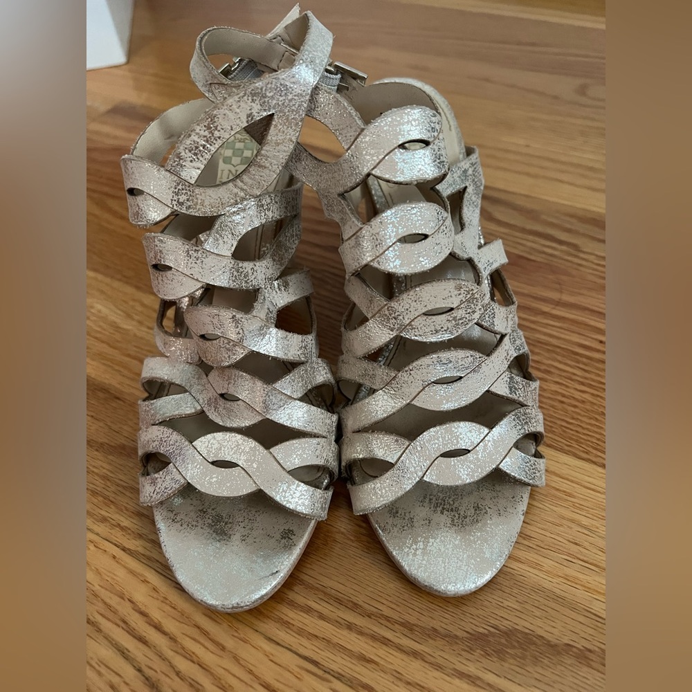 Vince Camuto Norla Sandal Beige/Gold Metallic Size 6